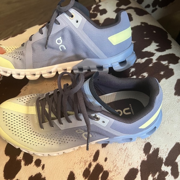 On Cloud running shoes yellow blue ombre 7.5 - Picture 2 of 5